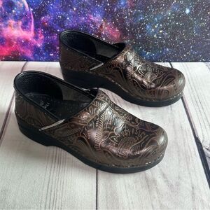 Dansko Professional Tooled Leather Clogs Sz 38 EU (7.5/8 US) Brown Nurse Shoes‎